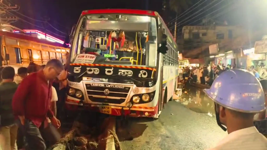 Why did a KSRTC bus climb onto divider on Sagara BH Road last night, ಸಾಗರ ಸುದ್ದಿ, ಕೆಎಸ್‌ಆರ್‌ಟಿಸಿ ಬಸ್ ಅವಘಡ, ಬಿ.ಹೆಚ್ ರಸ್ತೆ, ಡಿವೈಡರ್ ಕಾಮಗಾರಿ, ರಾಷ್ಟ್ರೀಯ ಹೆದ್ದಾರಿ, ಶಿವಮೊಗ್ಗ ರಸ್ತೆ ಅವ್ಯವಸ್ಥೆ.