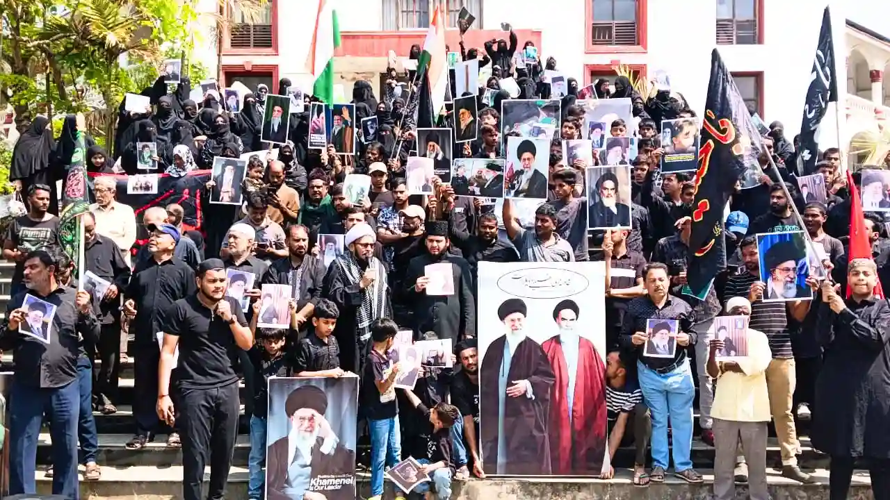 ಶಿವಮೊಗ್ಗ: ಇರಾನ್ ನಾಯಕ ಅಲಿ ಖಮೇನಿ ಹತ್ಯೆ ಖಂಡಿಸಿ ಜಿಲ್ಲಾಧಿಕಾರಿ ಕಚೇರಿ ಮುಂದೆ ಪ್ರತಿಭಟನೆ