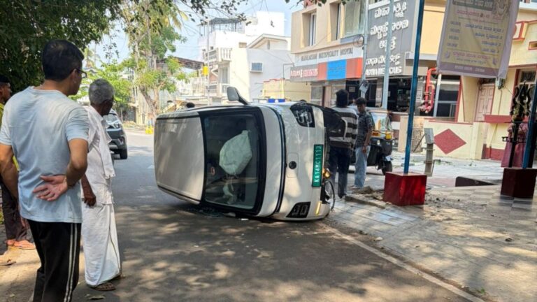 ದುರ್ಗಿಗುಡಿ ಚೌಡೇಶ್ವರಿ ದೇವಸ್ಥಾನದ ಬಳಿ ನಿಯಂತ್ರಣ ತಪ್ಪಿ ಕಾರು ಪಲ್ಟಿ Car Overturns Near Chowdeshwari Temple in Shivamogga, Driver Safe