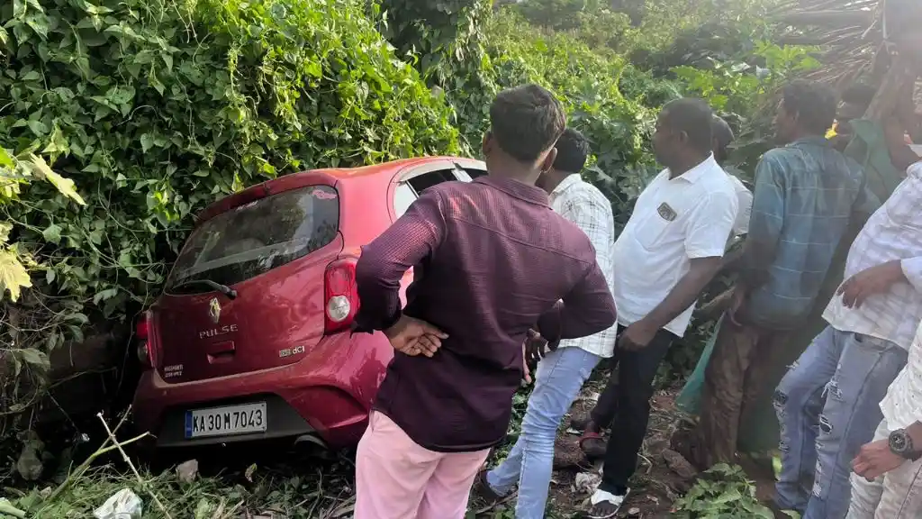 ಕಂಬ ತಪ್ಪಿಸಲು ಹೋಗಿ ಚರಂಡಿಗೆ ಉರುಳಿದ ಕಾರು