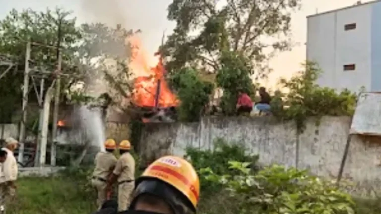 Fire Accident at Renuka Saw Mill in Shivamogga ,ಶಿವಮೊಗ್ಗ ನ್ಯೂ ಮಂಡ್ಲಿಯ ರೇಣುಕಾ ಸಾ ಮಿಲ್‌ನಲ್ಲಿ ಬೆಂಕಿ ಅವಘಡ, 3 ಲಕ್ಷ ರೂ. ಮೌಲ್ಯದ ಮರ ಭಸ್ಮ