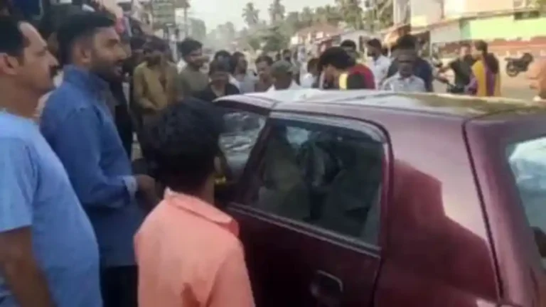 Head-on Collision Between Two Cars in Ripponpete ಪೇಟೆಯಲ್ಲಿ ಒಂದ್ಕೊಂದು ಹೊಡ್ಕೊಂಡ ಶಿರಸಿ ಹಾಗೂ ಹಿಂಡ್ಲೆಮನೆ ಕಾರು , ನಾಲ್ಕು ಜನಕ್ಕೆ ಗಾಯ
