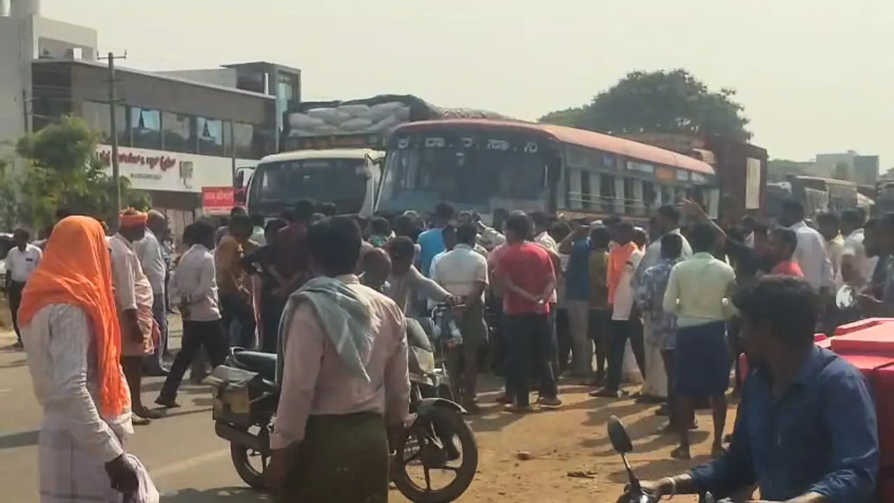 ಹೊಳಲ್ಕೆರೆ: ಗ್ಯಾಸ್ ಸಿಲಿಂಡರ್ ಪೂರೈಕೆಯಲ್ಲಿ ವ್ಯತ್ಯಯ; ರಸ್ತೆ ತಡೆದು ಪ್ರತಿಭಟನೆ.