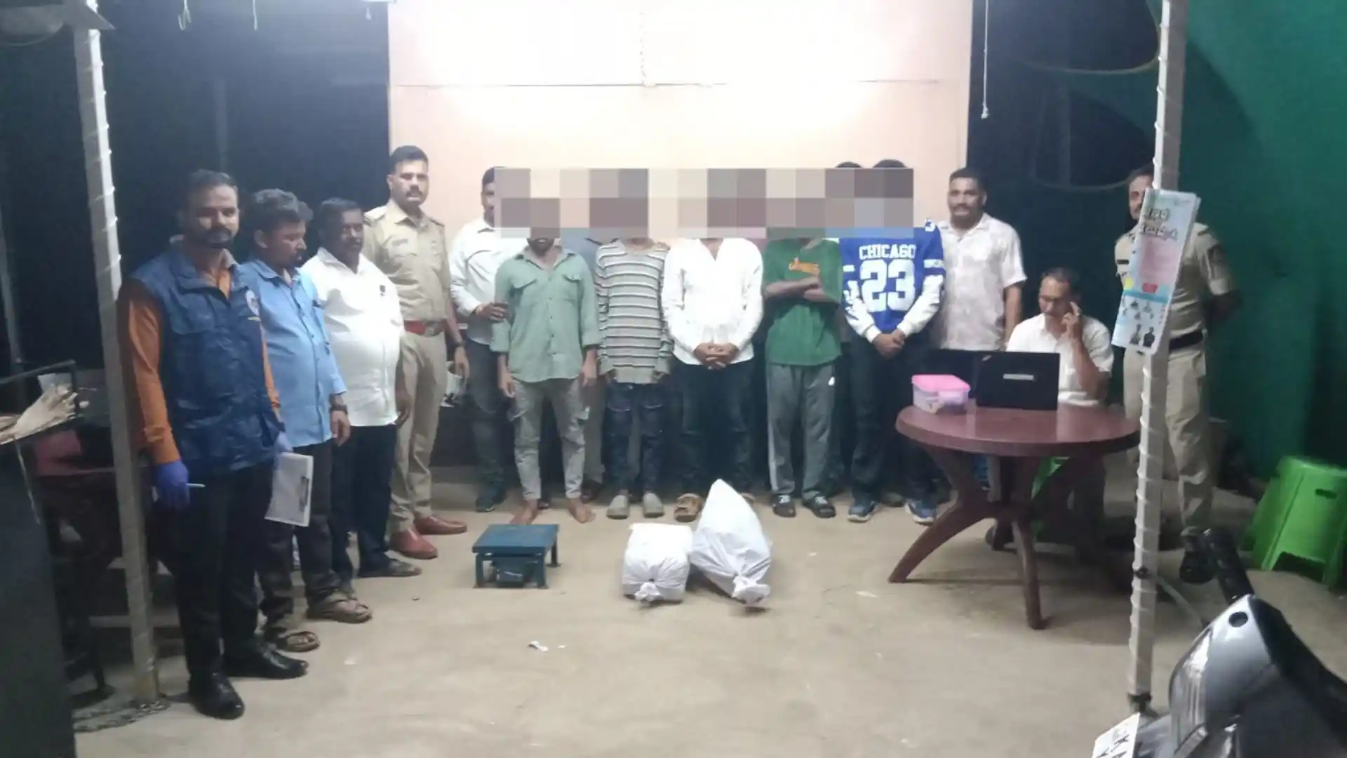 ಎನ್.ಹೆಚ್ 369 ಬೈಪಾಸ್​ನಲ್ಲಿ  ಗಾಂಜಾ ಮಾರುತ್ತಿದ್ದ ಐವರ ಬಂಧನ, 2 ಕಾಲು ಲಕ್ಷ ಮೌಲ್ಯದ ಮಾಲ್​ ಜಪ್ತಿ