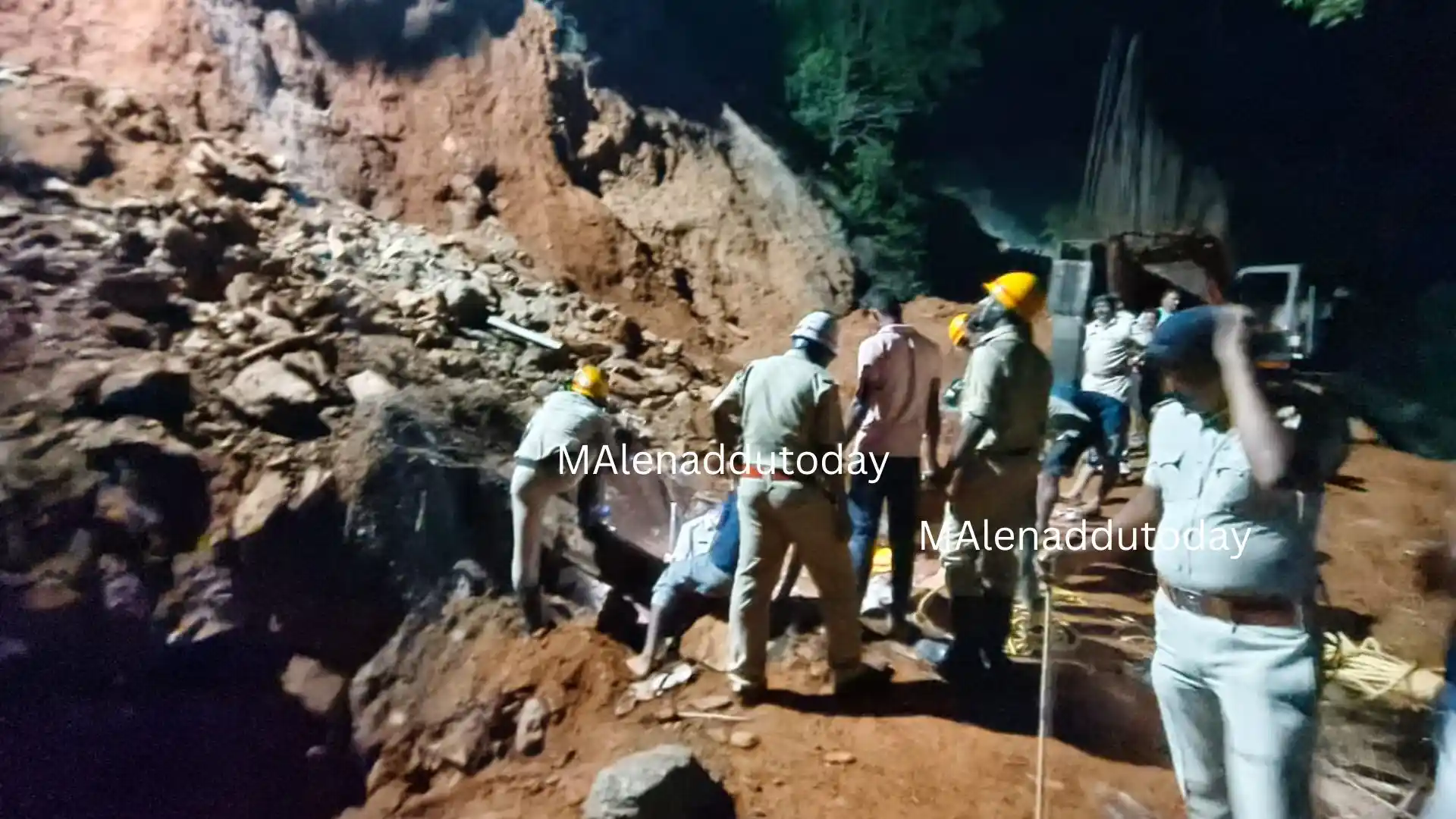 ಹುಲಿಕಲ್ ಘಾಟಿಯಲ್ಲಿ ಭೀಕರ ಭೂಕುಸಿತ, ಸಂಚಾರ ಸಂಪೂರ್ಣ ಸ್ಥಗಿತ