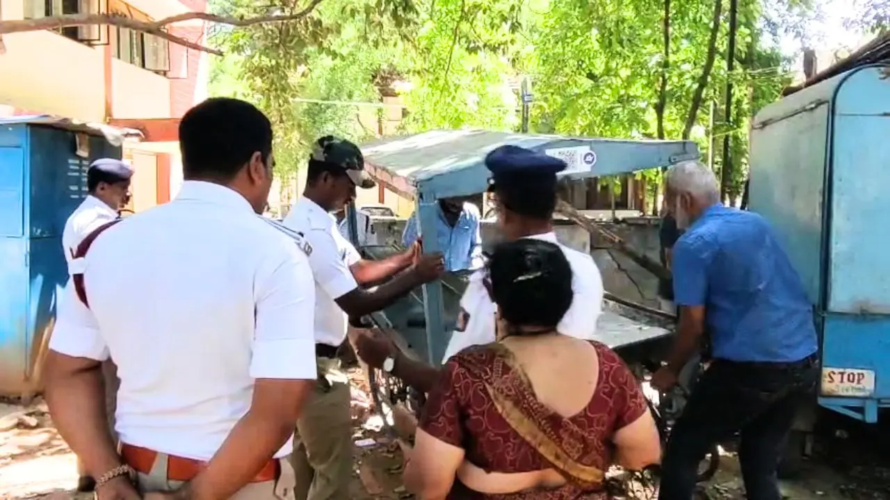 ಶಿವಮೊಗ್ಗ:ಪಾಲಿಕೆಯಿಂದ ಕಾರ್ಯಾಚರಣೆ, ಆರ್.ಟಿ.ಓ. ರಸ್ತೆಯ ಗೂಡಂಗಡಿಗಳ ತೆರವು 