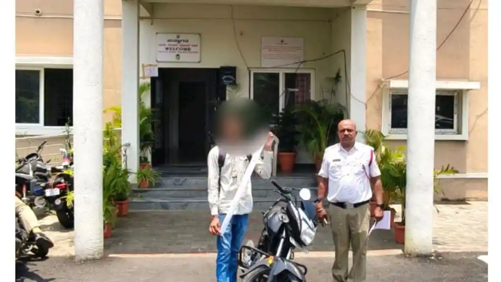 ಸ್ಮಾರ್ಟ್ ಸಿಟಿ ಕ್ಯಾಮೆರಾ ನಂಬರ್ ಪ್ಲೇಟ್​ನಲ್ಲಿ ಟೆಕ್ನಾಲಿಜಿಯಾ ಟ್ರಿಕ್​ ಮಾಡಿ ಬೈಕ್ ಸವಾರ ! ಈ ಐಡಿಯಾ ನೀವ್ ಮಾಡ್ಬೇಡಿ