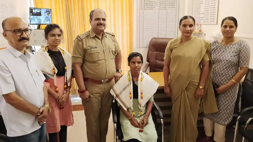 15 ಲಕ್ಷ ಮೌಲ್ಯದ ಚಿನ್ನಾಭರಣವಿದ್ದ ಬ್ಯಾಗ್ ಹಿಂದಿರುಗಿಸಿದ ಬಟ್ಟೆ ಅಂಗಡಿ ಮಾಲೀಕ 4 Shivamogga Clothing Store Owner Returns Bag with 15 Lakh Gold15 ಲಕ್ಷ ಮೌಲ್ಯದ ಚಿನ್ನಾಭರಣವಿದ್ದ ಬ್ಯಾಗ್ ಹಿಂದಿರುಗಿಸಿದ ಬಟ್ಟೆ ಅಂಗಡಿ ಮಾಲೀಕ