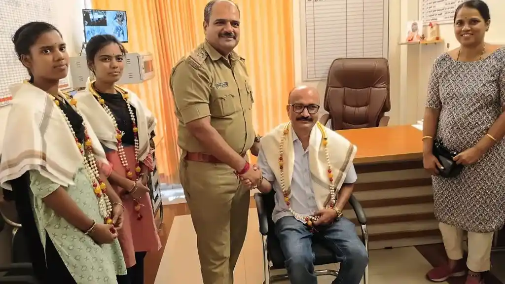 15 ಲಕ್ಷ ಮೌಲ್ಯದ ಚಿನ್ನಾಭರಣವಿದ್ದ ಬ್ಯಾಗ್ ಹಿಂದಿರುಗಿಸಿದ ಬಟ್ಟೆ ಅಂಗಡಿ ಮಾಲೀಕ 3 Malenadu Today Shivamogga