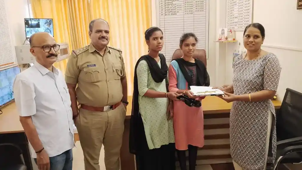 15 ಲಕ್ಷ ಮೌಲ್ಯದ ಚಿನ್ನಾಭರಣವಿದ್ದ ಬ್ಯಾಗ್ ಹಿಂದಿರುಗಿಸಿದ ಬಟ್ಟೆ ಅಂಗಡಿ ಮಾಲೀಕ