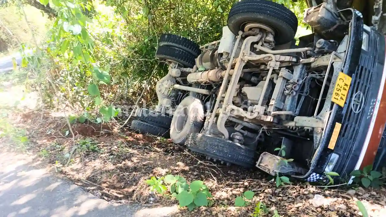 ತೀರ್ಥಹಳ್ಳಿ : ಡಾಂಬರ್ ಹೊತ್ತೊಯ್ಯುತ್ತಿದ್ದ ಲಾರಿ ಪಲ್ಟಿ, ಚಾಲಕ ಪಾರು