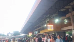 ಬಸ್​ ನಿಲ್ದಾಣದಲ್ಲಿ ಮಹಿಳೆಯ ಕಿರಿಕ್! ಶಿವಮೊಗ್ಗ ಅಕ್ಕ ಪಡೆ ಎಂಟ್ರಿ! ಬದಲಾಯ್ತು ಸೀನ್ Shivamogga Akka Pade Rescues Mentally Ill Woman at Bus Stand