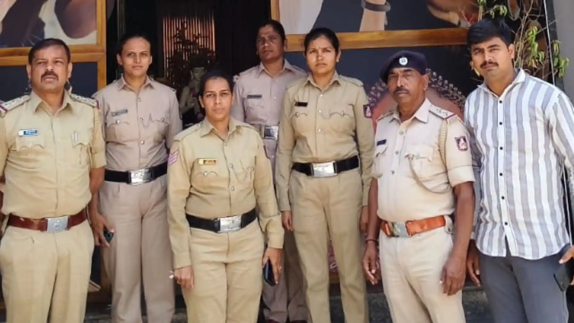 ದೊಡ್ಡಪೇಟೆ ಪೊಲೀಸರಿಂದ  ಸಲೂನ್, ಬ್ಯೂಟಿ ಪಾರ್ಲರ್‌ಗಳಲ್ಲಿ ಅನಿರೀಕ್ಷಿತ​ ತಪಾಸಣೆ
