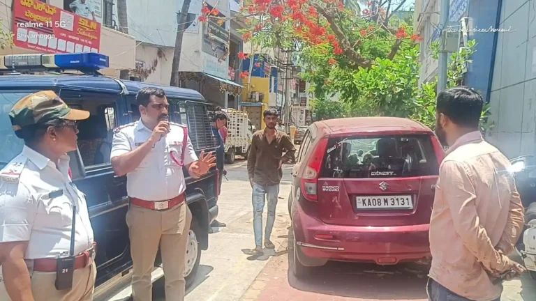 Shivamogga Traffic Police Clear Footpath and Road Encroachments in Garden Area