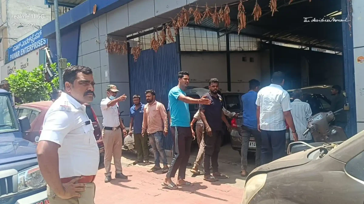 ಗಾಡಿಕೊಪ್ಪ, ಆಲ್ಕೊಳ ಬಳಿಕ ಇದೀಗ ಗಾರ್ಡನ್ ಏರಿಯಾ! ಹೇಗಿತ್ತು ಟ್ರಾಫಿಕ್ ಪೊಲೀಸರ ಕಾರ್ಯಾಚರಣೆ 2 ಗಾಡಿಕೊಪ್ಪ, ಆಲ್ಕೊಳ ಬಳಿಕ ಇದೀಗ ಗಾರ್ಡನ್ ಏರಿಯಾ! ಹೇಗಿತ್ತು ಟ್ರಾಫಿಕ್ ಪೊಲೀಸರ ಕಾರ್ಯಾಚರಣೆ Shivamogga Traffic Police Clear Footpath and Road Encroachments in Garden Area