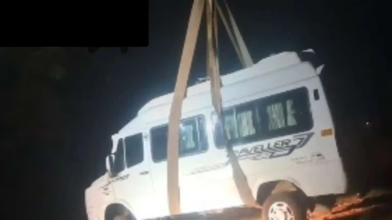 Tempo Traveller end up in a gorge
