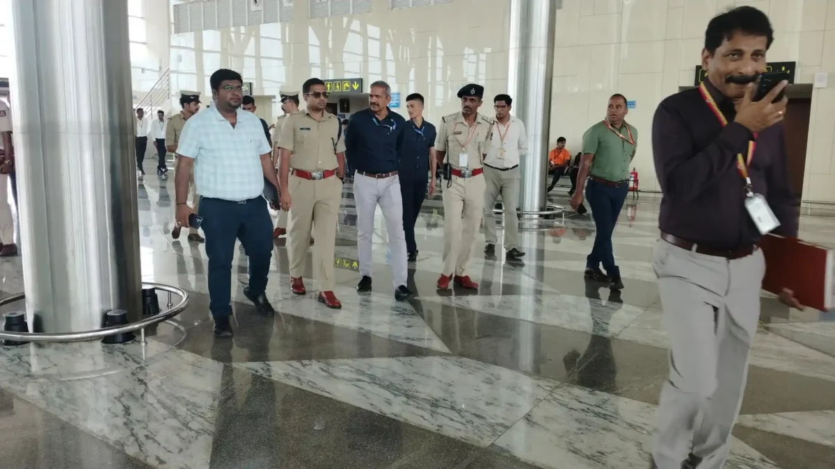 ಶಿವಮೊಗ್ಗ ವಿಮಾನ ನಿಲ್ದಾಣದಲ್ಲಿ ಎಸ್ ಪಿ ನಿಖಿಲ್ ಬಿ ಹೈ ಲೆವಲ್ ಮೀಟಿಂಗ್! ಟೈಟ್ ಸೆಕ್ಯುರಿಟಿ! ಕಾರಣವೇನು? 3 ಶಿವಮೊಗ್ಗ ವಿಮಾನ ನಿಲ್ದಾಣದಲ್ಲಿ ಎಸ್ ಪಿ ನಿಖಿಲ್ ಬಿ ಹೈ ಲೆವಲ್ ಮೀಟಿಂಗ್! ಟೈಟ್ ಸೆಕ್ಯುರಿಟಿ! ಕಾರಣವೇನು? Yediyurappa Abhimanotsava Shivamogga SP Inspects Airport Security