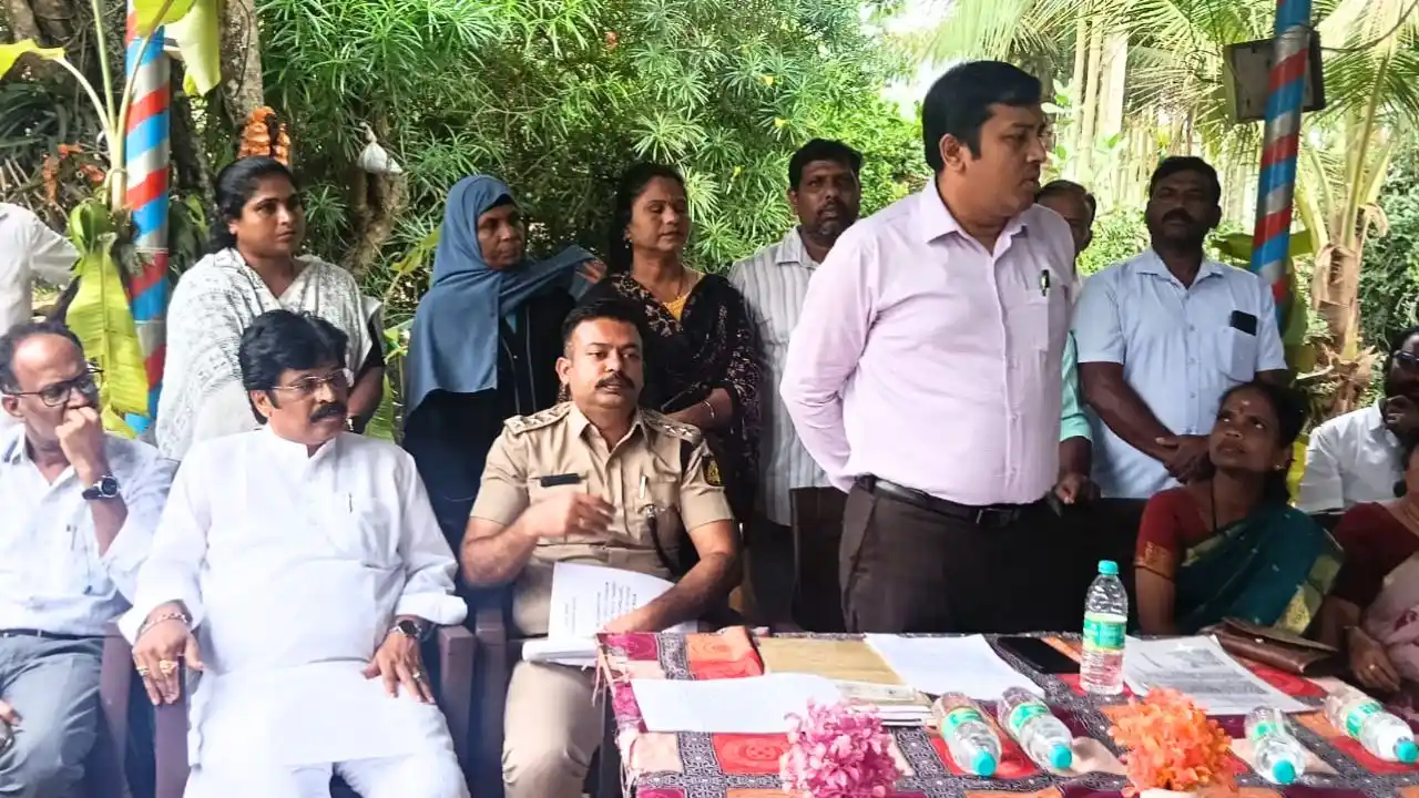 ಚುನಾವಣೆ ಬಹಿಷ್ಕಾರದ ಎಚ್ಚರಿಕೆ ಬೆನ್ನಲ್ಲೇ ಎಚ್ಚೆತ್ತ ಜಿಲ್ಲಾಡಳಿತ: ಮೂಲಭೂತ ಸೌಕರ್ಯ ವಂಚಿತ ದೊಡ್ಡಿಮಟ್ಟಿ ಗ್ರಾಮಕ್ಕೆ ಅಧಿಕಾರಿಗಳ ದಂಡು ಭೇಟಿ! 1 Doddimatti Village