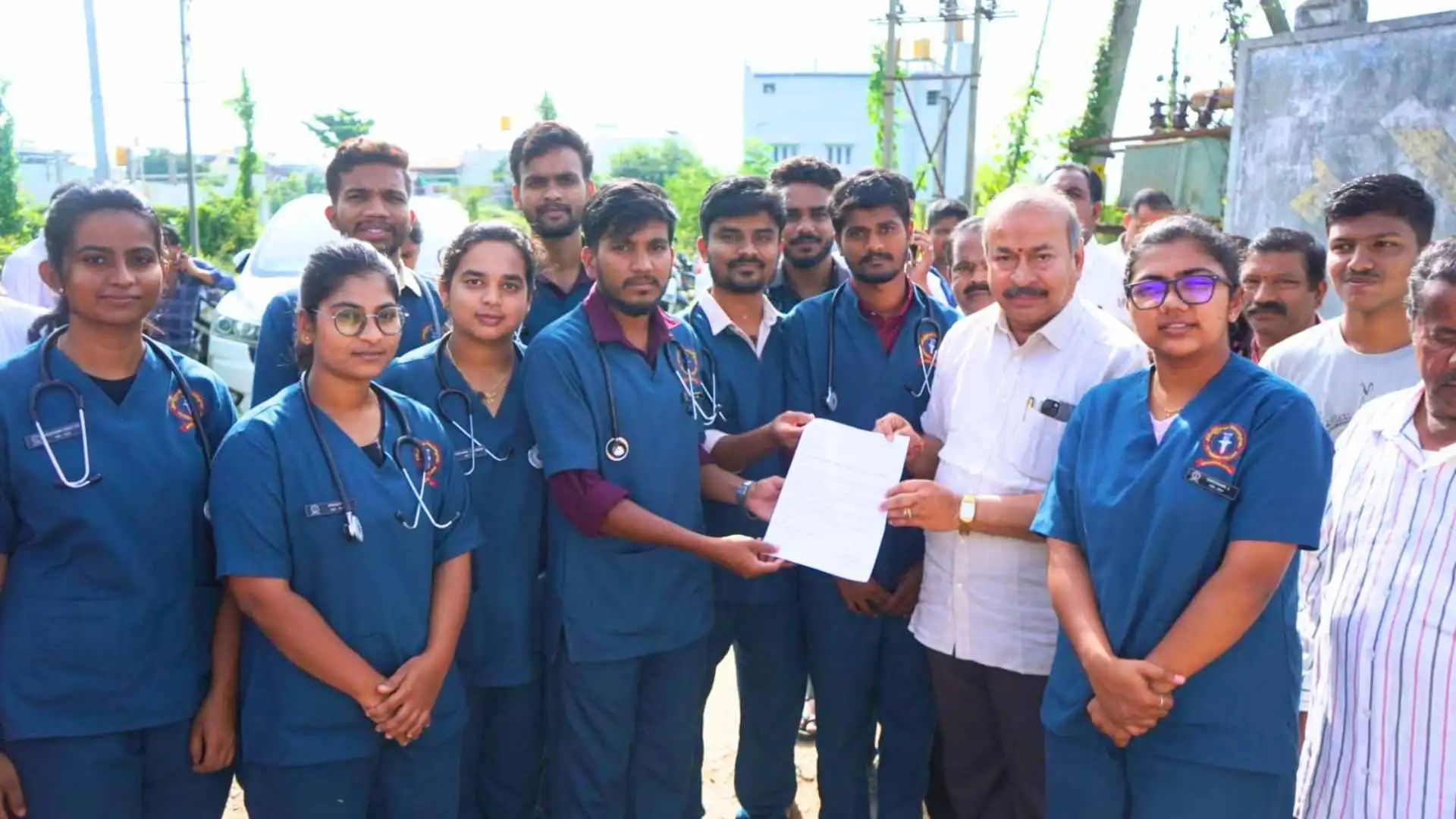 ಖಾಸಗಿ ವಿರುದ್ಧ  ಶಾಸಕ ಎಸ್​.ಎನ್​ ಚೆನ್ನಬಸಪ್ಪರಿಗೆ ವಿದ್ಯಾರ್ಥಿಗಳ ಅಹವಾಲು!