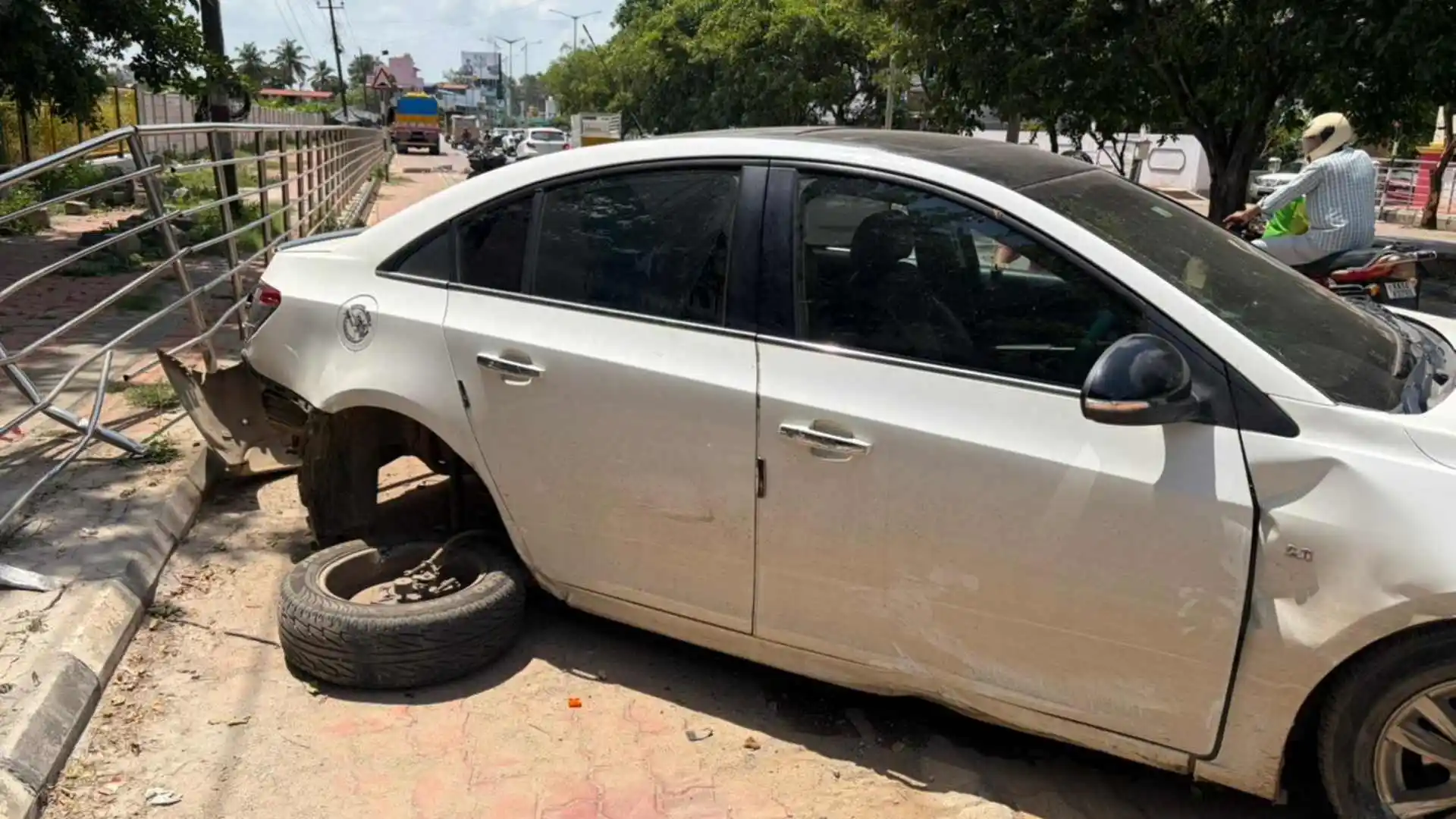 ಬ್ಲಡ್ ಬ್ಯಾಂಕ್ ಸಮೀಪ ಅಪಘಾತ! ಸ್ಪೀಡಾಗಿ ಬಂದ ಕಾರು ಡಿಕ್ಕಿ, ಲೇಡಿ ಕಾಲು ಕಟ್!