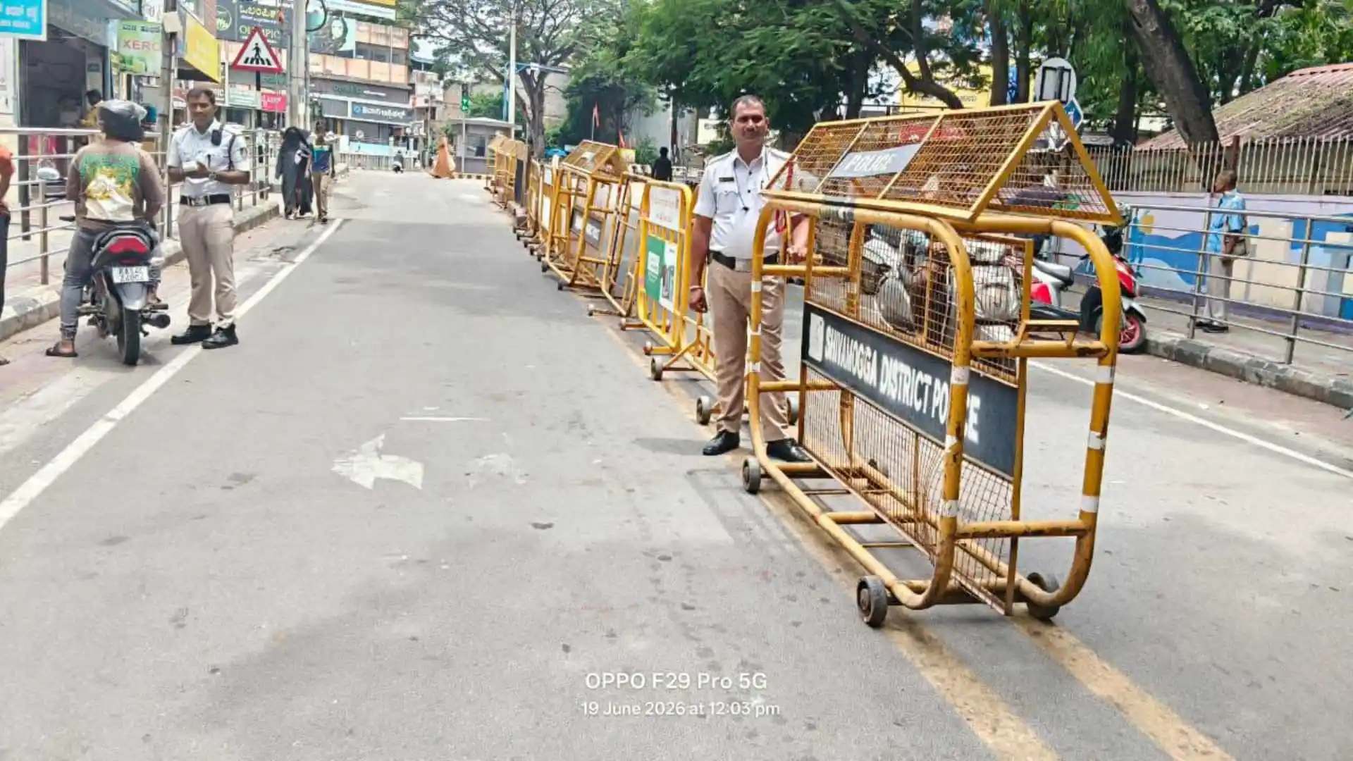 ಶಿವಮೊಗ್ಗ : ಸೀನಪ್ಪ ಶೆಟ್ಟಿ ಸರ್ಕಲ್ನ ಈ ರಸ್ತೇಲಿ ನೋ ಪಾರ್ಕಿಂಗ್ ಮತ್ತು ಟು ವೇ ವ್ಯವಸ್ಥೆ! ಹೇಗಿದೆ ಟ್ರಾಫಿಕ್ ಪೊಲಿಸರ ಕ್ರಮ! 1 Shivamogga Barricades Installed at Seenappa Shetty Circle Road