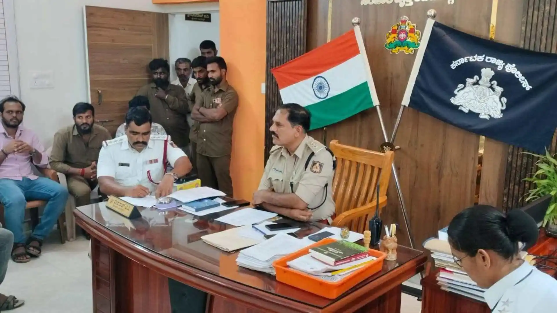 ಸ್ಕೂಲ್, ಕಾಲೇಜು ಸಿಬ್ಬಂದಿ ಜೊತೆ ಟ್ರಾಫಿಕ್ ಪೊಲೀಸರ ಮೀಟಿಂಗ್! ಬೈಕ್ ಓಡಿಸುವ ವಿದ್ಯಾರ್ಥಿಗಳೇ ಜಾಗ್ರತೆ 1 Shivamogga traffic police conduct an urgent meeting regarding student safety malenadutoday image
