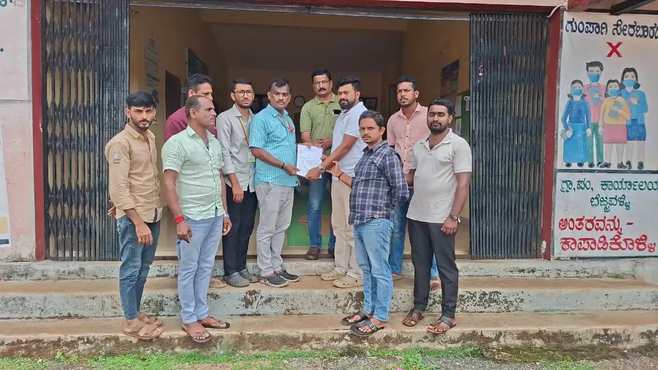 ಬೆಜ್ಜವಳ್ಳಿ ಗ್ರಾಮ ಪಂಚಾಯಿತಿ ಎದುರು ಬಿಜೆಪಿ ಯುವ ಮೋರ್ಚಾ ಧಿಡೀರ್ ಪ್ರತಿಭಟನೆ: ನೆಮ್ಮದಿ ಕೇಂದ್ರಕ್ಕೆ ಮುತ್ತಿಗೆ ಎಚ್ಚರಿಕೆ! 1 Tirthahalli BJP Yuva Morcha Protests At Bejjavalli GP