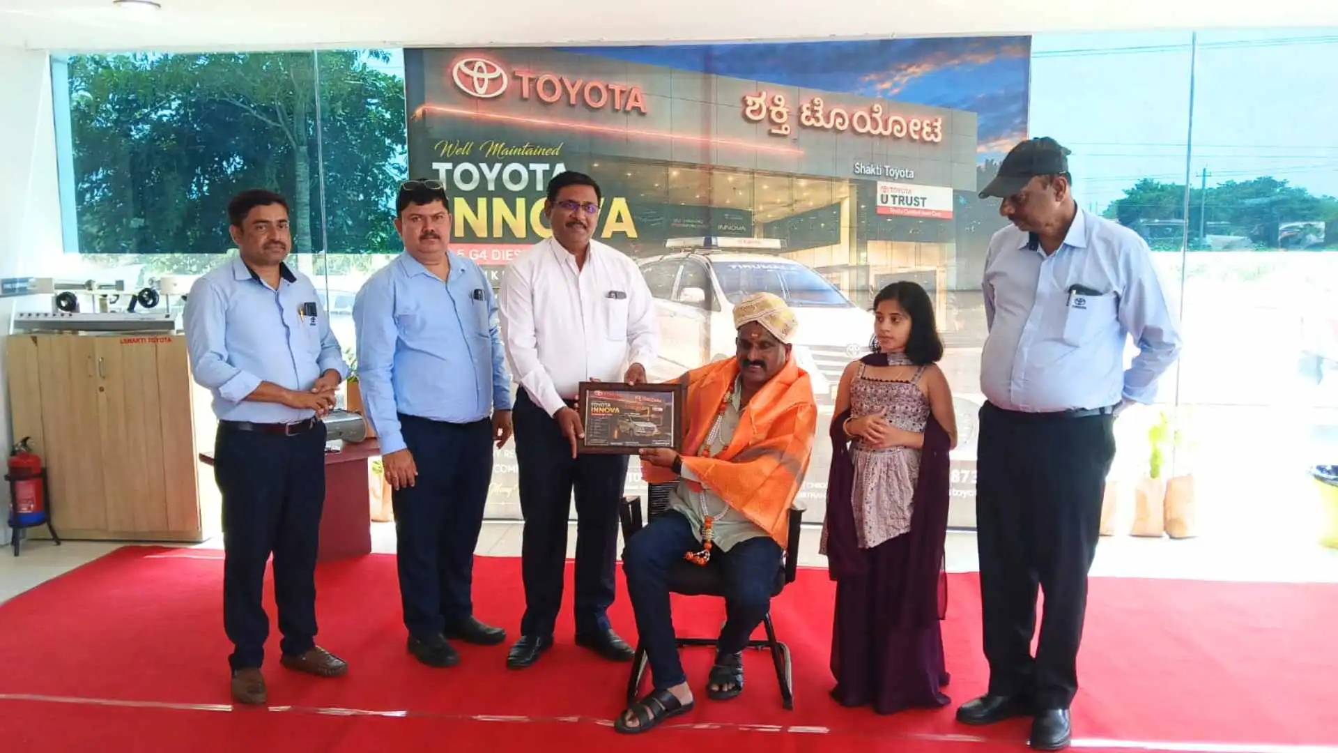 ಇನ್ನೋವಾ ಕಾರು ಮಾಲೀಕನಿಗೆ ಸನ್ಮಾನಕ್ಕೆ ಕಾರಣವಾದ 999999! ನಂಬರ್​ನಲ್ಲಿದೆ ವಿಶೇಷ ಕುತೂಹಲ