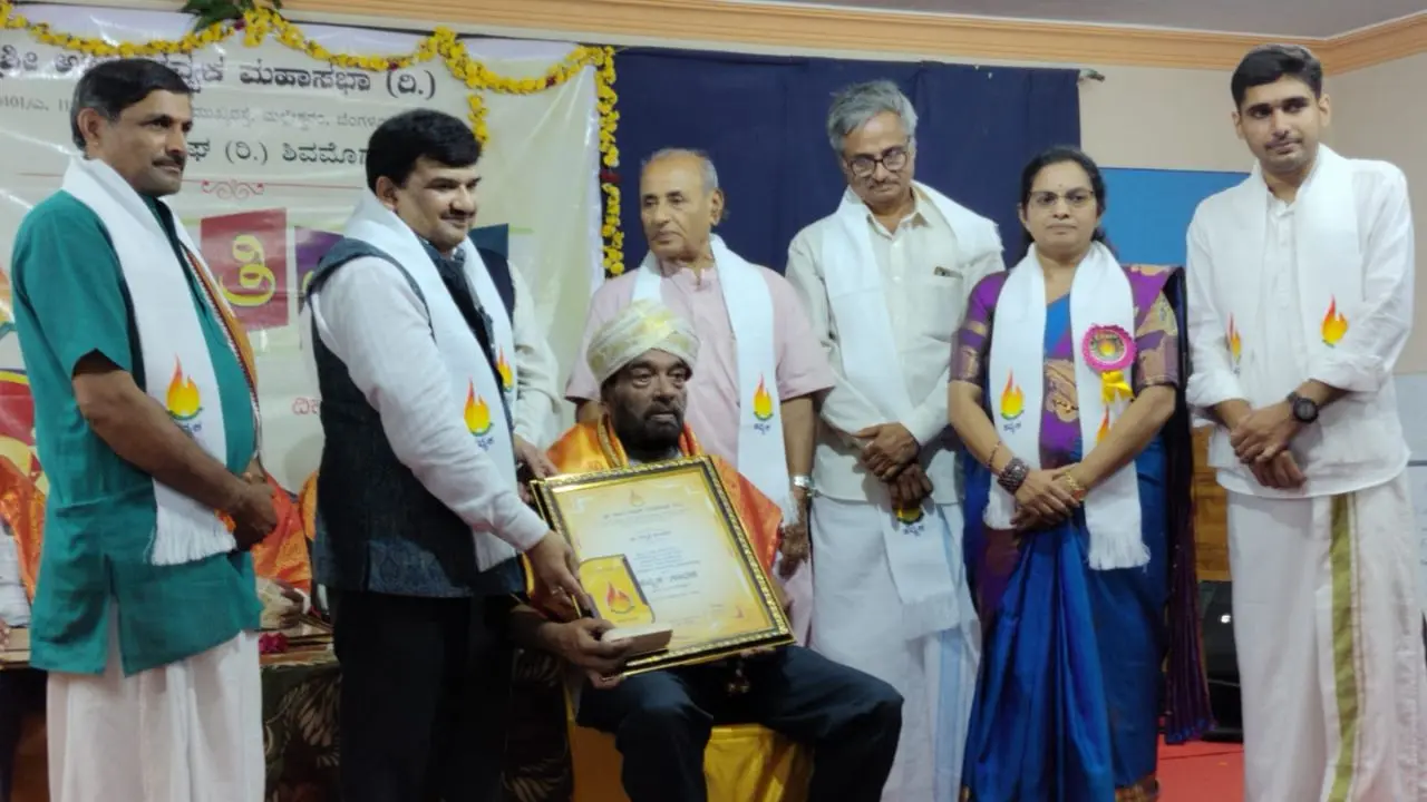 ಶಿವಮೊಗ್ಗ: ಹವ್ಯಕ ಸಂಸ್ಕೃತಿ ರಕ್ಷಣೆಗೆ ಕರೆ; ಮಾಧ್ಯಮ ಸಾಧಕ ತಿಮ್ಮಪ್ಪ ಹುಲಿಮನೆ ಸೇರಿದಂತೆ ಪ್ರಮುಖರಿಗೆ ಸನ್ಮಾನ 1 Shimoga Media Achiever Thimmappa Hulimane Felicitated