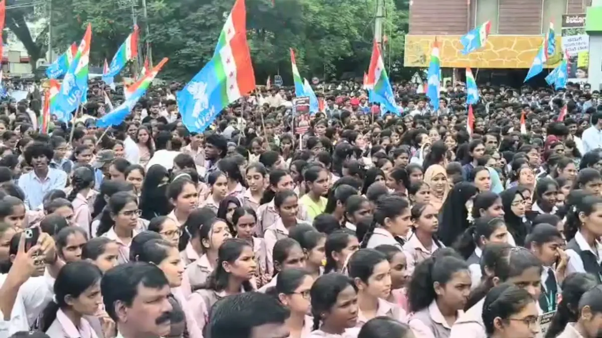 ಶಿವಮೊಗ್ಗ: ಕಾಂಗ್ರೆಸ್ ಹಾಗೂ ಎನ್.ಎಸ್.ಯು.ಐ. ಬೃಹತ್ ಪ್ರತಿಭಟನೆ, ಸಾವಿರಾರು ವಿದ್ಯಾರ್ಥಿಗಳು ಭಾಗಿ 1 Shivamogga Congress and NSUI Stage Massive Protest