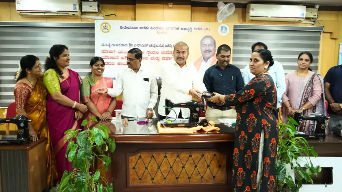 ಶಿವಮೊಗ್ಗ: 105 ಫಲಾನುಭವಿಗಳಿಗೆ ಹೊಲಿಗೆ ಯಂತ್ರ ಹಾಗೂ ಉದ್ಯೋಗ ಸಾಲ ವಿತರಿಸಿದ ಶಾಸಕ ಚನ್ನಬಸಪ್ಪ! 1 Shivamogga MLA