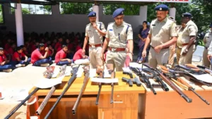 ಎಸ್​ಪಿ ನಿಖಿಲ್ ಸಮ್ಮುಖದಲ್ಲಿ ದೊಡ್ಡಪೇಟೆ ಪೊಲೀಸ್ ಠಾಣೆಯಲ್ಲಿ ಪಿಸ್ತೂಲ್​, ರೈಫಲ್ಸ್​, ಬಂದೂಕು ಶೋ!