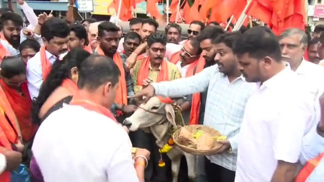 ಗೋ ಹತ್ಯೆ ಹಾಗೂ ಹಲ್ಲೆ ಖಂಡಿಸಿ ಶಿಕಾರಿಪುರ ಬಂದ್: ಬೃಹತ್ ಪ್ರತಿಭಟನಾ ಮೆರವಣಿಗೆ, ಸಾರ್ವಜನಿಕ ಬೆಂಬಲ!