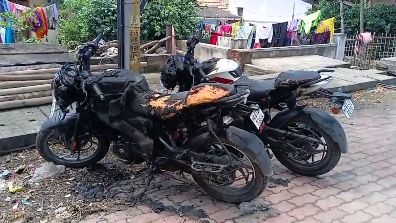 Shivamogga 2 Pulsar Bikes Set Ablaze ಪಲ್ಸರ್_ ಬೈಕ್__ಗೆ ಬೆಂಕಿಇಟ್ಟ ಕಿಡಿಗೇಡಿಗಳು