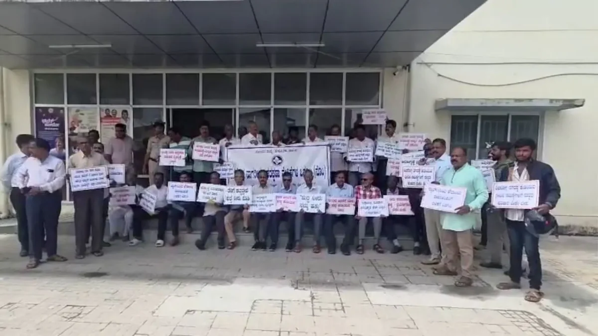 Shivamogga Citizens Protest Outside MLA Office