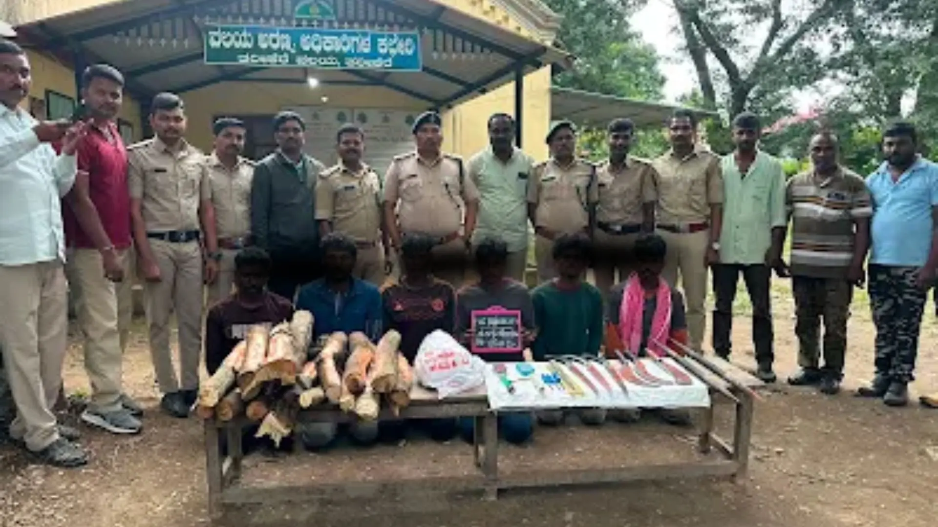ಸಾವೆಮರಡಿ ಕಾವಲ್‌ನಲ್ಲಿ ಶ್ರೀಗಂಧ ಮರಗಳ ಅಕ್ರಮ ಕಡಿತ ಆರೋಪದಲ್ಲಿ ಆರು ಮಂದಿ ಬಂಧನ