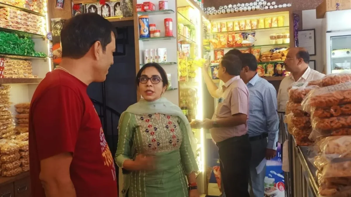 Shivamogga Food Raid AC Inspects Hotels ಬೇಕರಿಗಳಲ್ಲಿ ತಪಾಸಣೆ ನಡೆಸುತ್ತಿರುವ ಡಾ, ಮೈತ್ರಿ