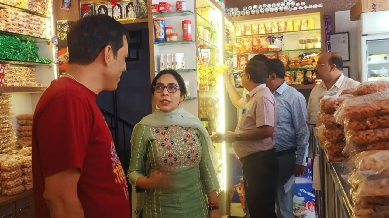 Shivamogga Food Raid AC Inspects Hotels ಬೇಕರಿಗಳಲ್ಲಿ ತಪಾಸಣೆ ನಡೆಸುತ್ತಿರುವ ಡಾ, ಮೈತ್ರಿ