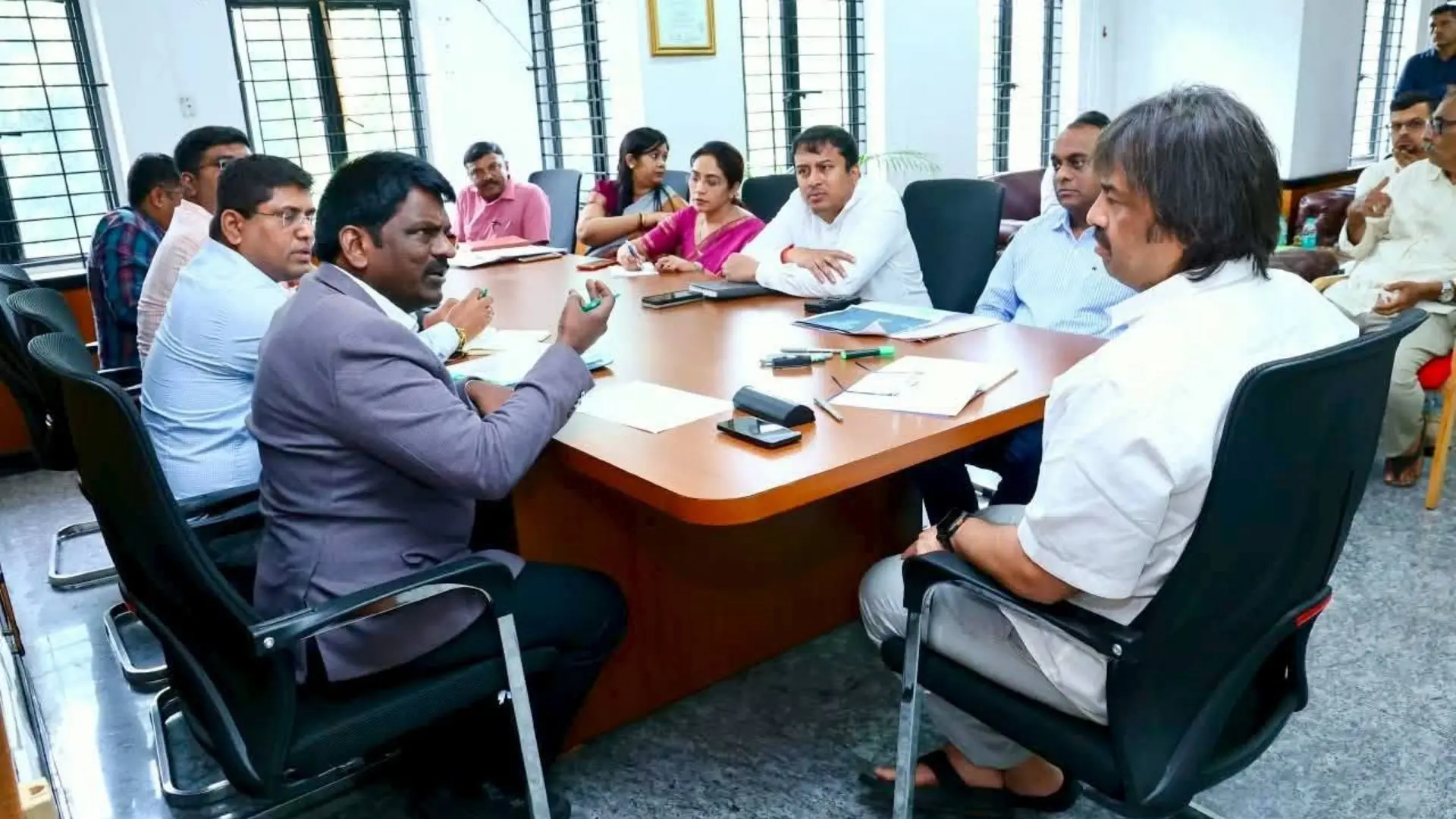 ಶರಾವತಿ ಮುಳುಗಡೆ ಸಂತ್ರಸ್ತರ ಅರಣ್ಯ ಭೂಮಿ ಡಿ-ನೋಟಿಫೈ ಪ್ರಸ್ತಾವನೆ ಕುರಿತು ಸಚಿವ ಮಧು ಬಂಗಾರಪ್ಪ ಸಭೆ ನಡೆಸುತ್ತಿರುವುದು