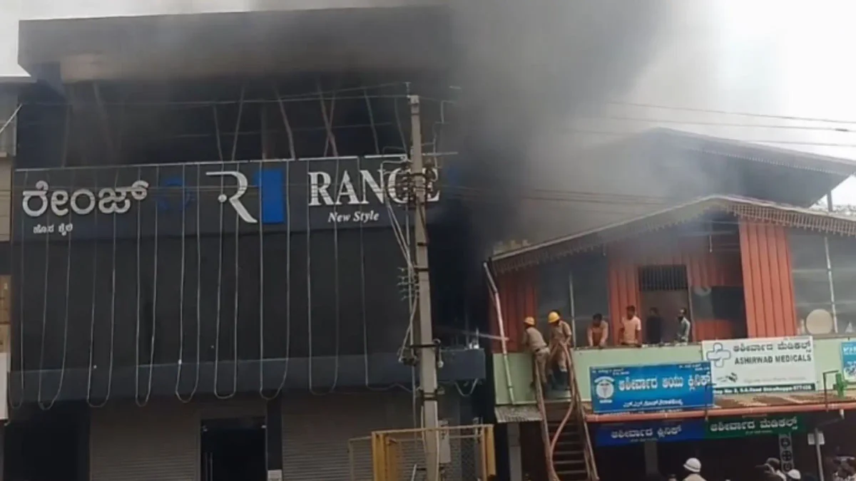 ಶಿರಾಳಕೊಪ್ಪದ ರೇಂಜ್ 1 ಬಟ್ಟೆ ಅಂಗಡಿಯಲ್ಲಿ ಸಂಭವಿಸಿದ ಅಗ್ನಿ ಅವಘಡದ ಬಳಿಕದ ದೃಶ್ಯ