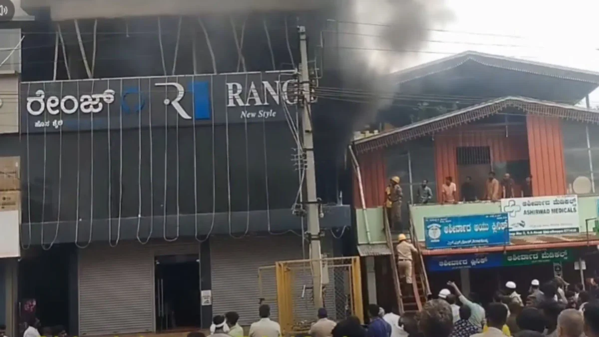 ಶಿರಾಳಕೊಪ್ಪದ ರೇಂಜ್ 1 ಬಟ್ಟೆ ಅಂಗಡಿಯಲ್ಲಿ ಸಂಭವಿಸಿದ ಅಗ್ನಿ ಅವಘಡದ ಬಳಿಕದ ದೃಶ್ಯ