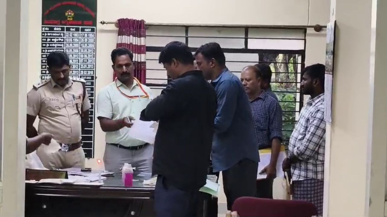 Shivamogga District Fire Officer Caught in Lokayukta Trap While Allegedly Accepting ₹1 Lakh Bribe