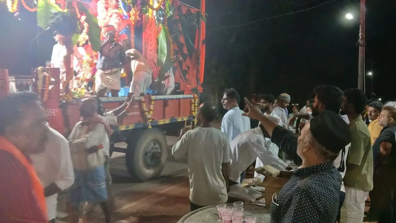 ಆವಿನಹಳ್ಳಿಯಲ್ಲಿ ಗಣಪತಿ ಬಿಡುವಾಗ ಸೌಹಾರ್ಧ ಮೆರೆದ ಮುಸ್ಲಿಮರು