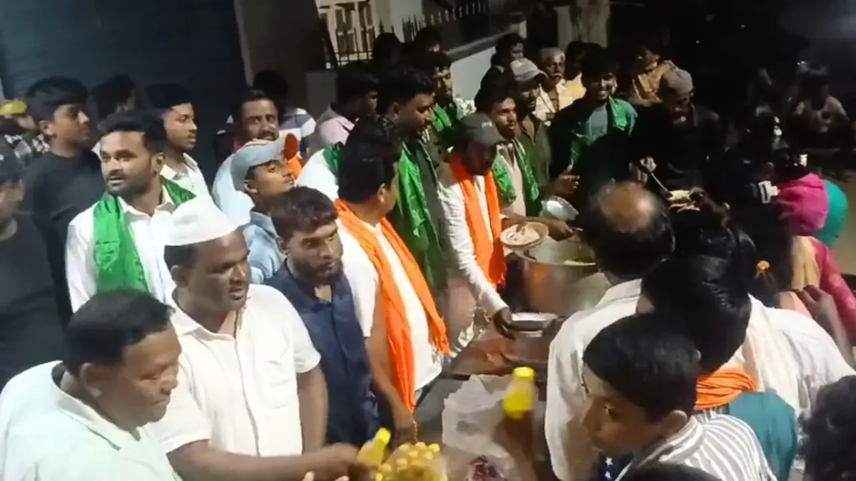 ಗಣೇಶೋತ್ಸವದ ಮೆರವಣಿಗೆ ವೇಳೆ ಭಾವೈಕ್ಯತೆ ಮೆರೆದ ಮುಸ್ಲಿಮರು