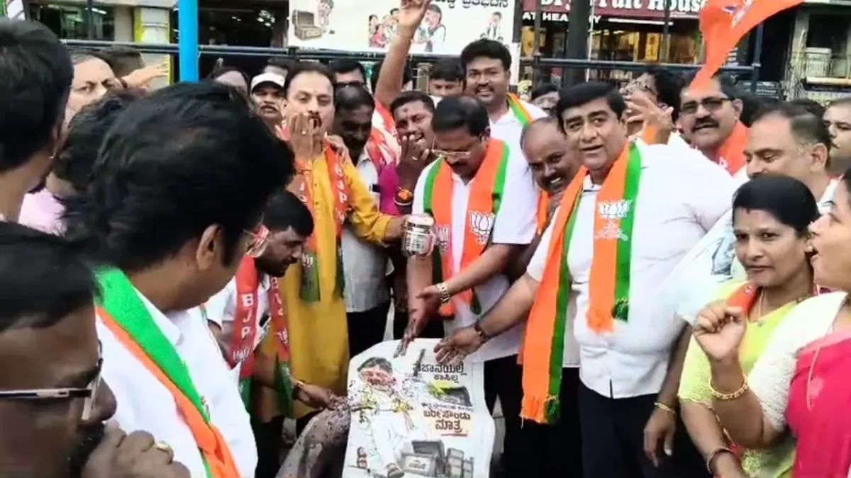 ಶಿವಮೊಗ್ಗದಲ್ಲಿ ಡಿಕೆಶಿ ಪ್ರತಿಕೃತಿಗೆ ಎಳ್ಳು ನೀರು ಬಿಟ್ಟು ಆಕ್ರೋಶ