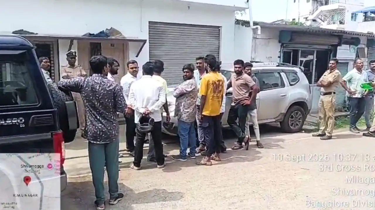 ಶಿವಮೊಗ್ಗ ನಗರದ ಬುದ್ಧನಗರ 1ನೇ ಕ್ರಾಸ್ ಭಾಗದಲ್ಲಿ ಗೋಮಾಂಸ ಮಾರಾಟ ಮಾಡಲಾಗುತ್ತಿದೆ ಎಂಬ ಆರೋಪ ಕೇಳಿಬಂದಿದೆ.