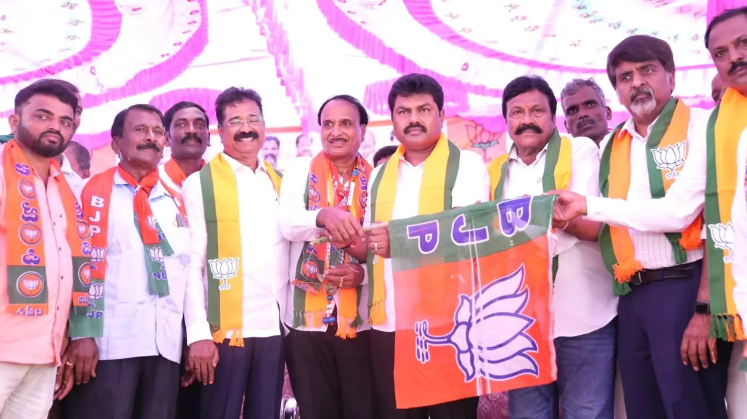 Over 100 Congress Workers Join BJP in Kamanavalli, Sorab
