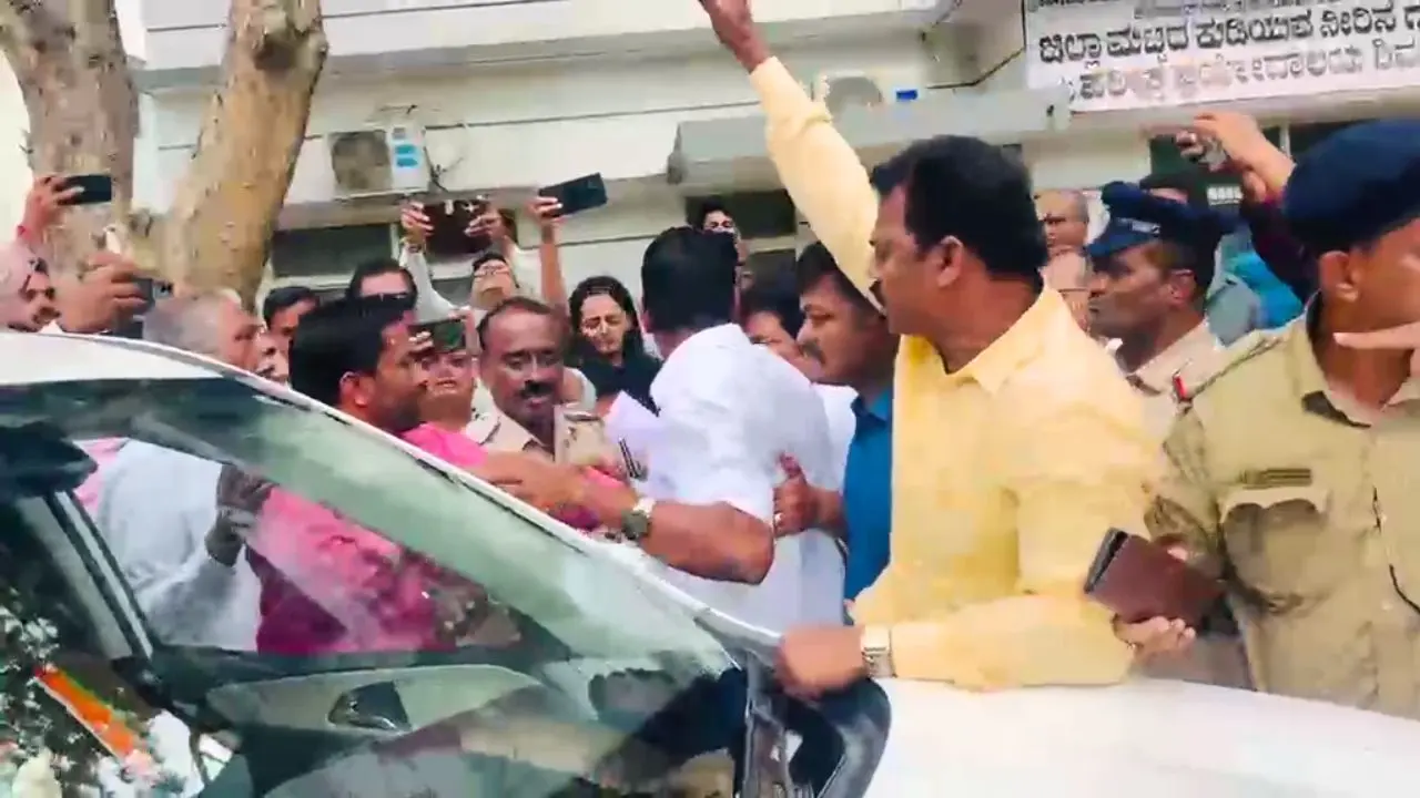 VS Ugrappa Car Gheraoed in Shimoga