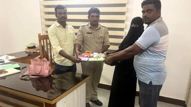 ಕಳೆದುಹೋದ ನಗದು ಹಾಗೂ ಬಂಗಾರವನ್ನು ಮರಳಿಸಿದ ಪೊಲೀಸರು